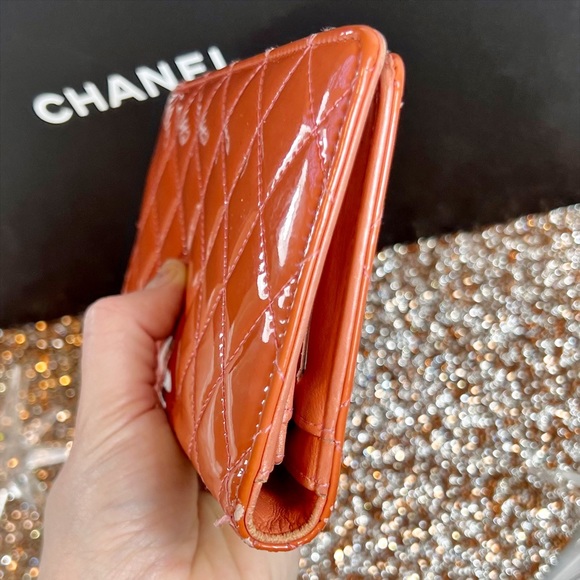 Chanel Coral Diamond Quilted Patent Leather CC Continental Wallet - Picture 5 of 11